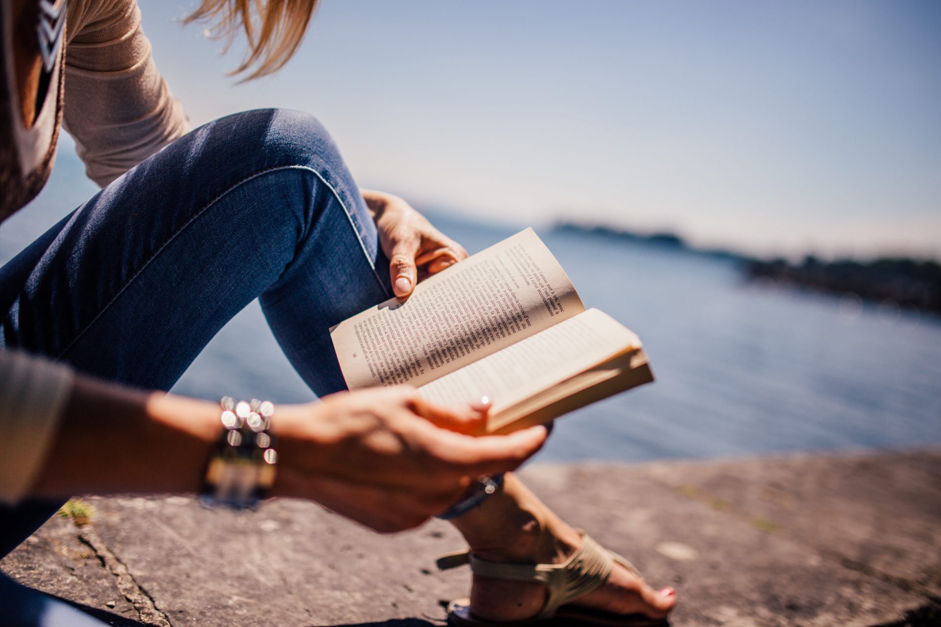lezende vr vrouw boek lezend