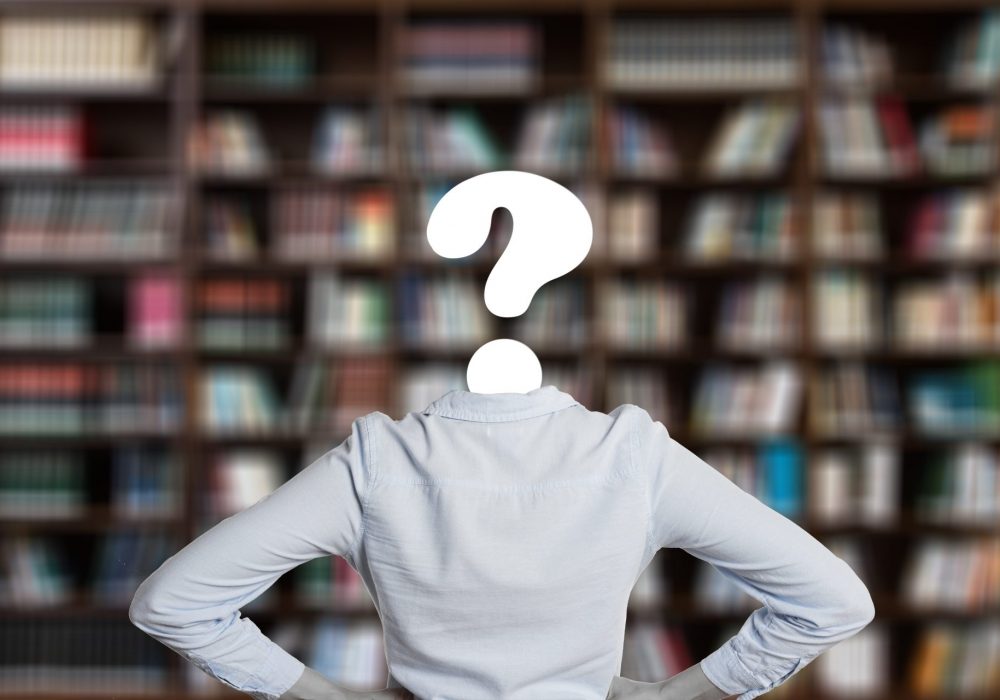 boekenkast met gedrukte boeken vraagteken