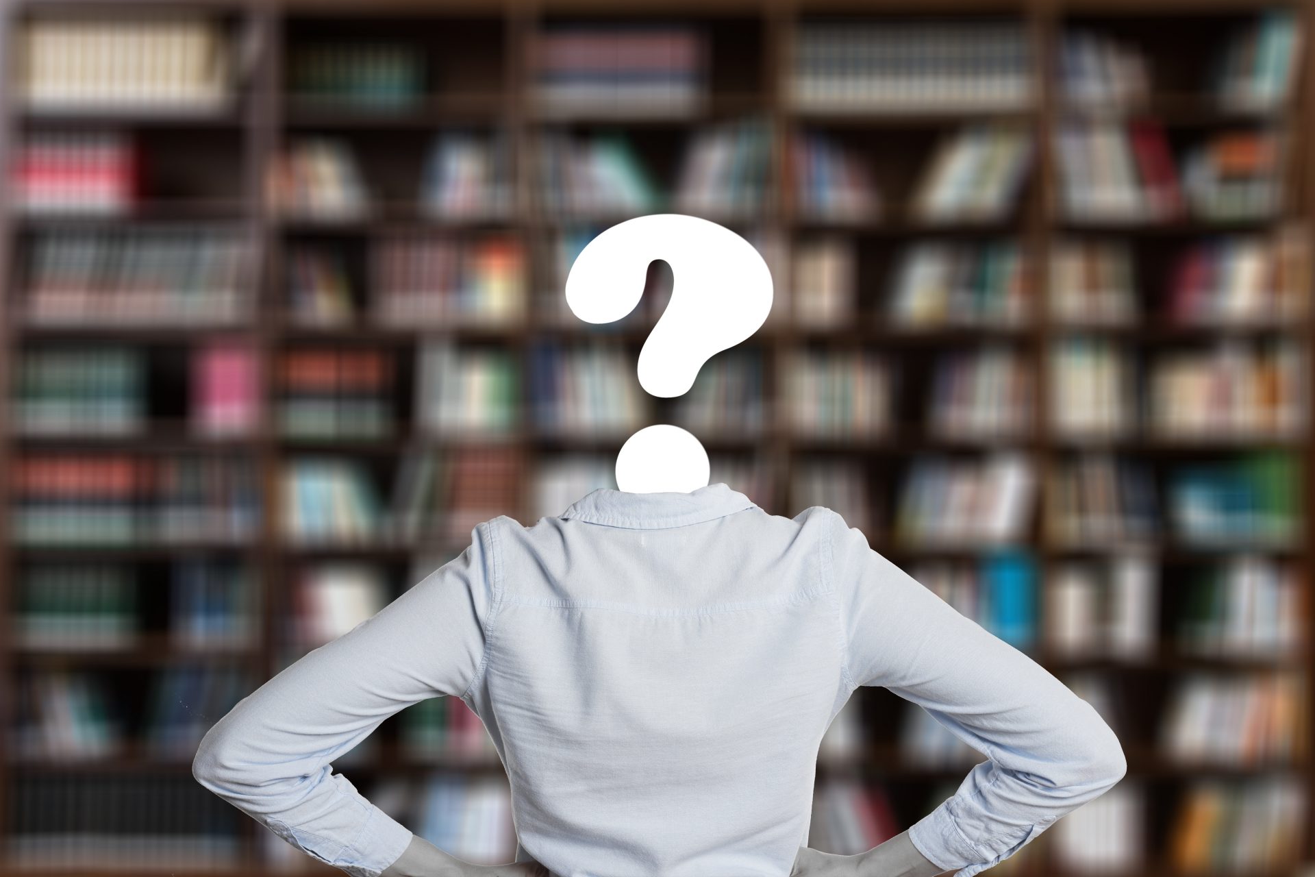 boekenkast met gedrukte boeken vraagteken